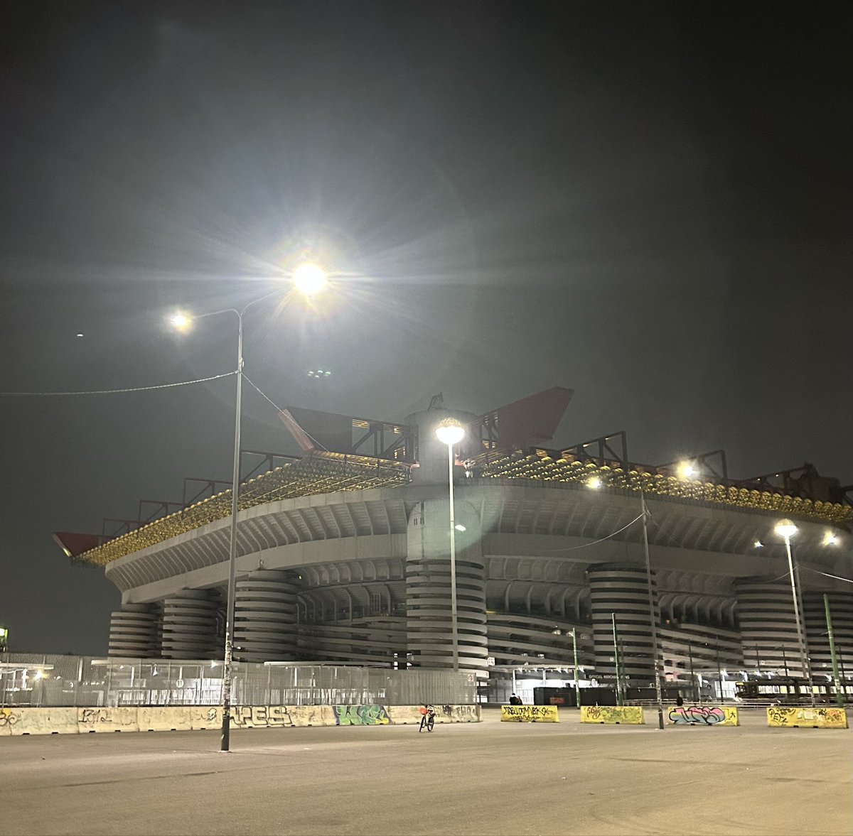 Siamo live.
MILAN MERDA!