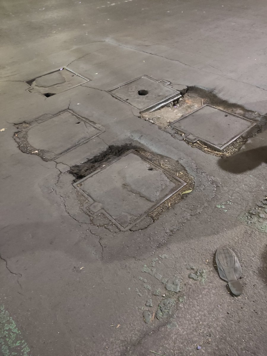 almr69's tweet photo. @En_laDelValle @AccionesBJ En Gabriel Mancera y Torres Adalid se están hundiendo las alcantarillas ojalá lo reparen ANTES que pase un accidente https://t.co/cOfLeJIt3c