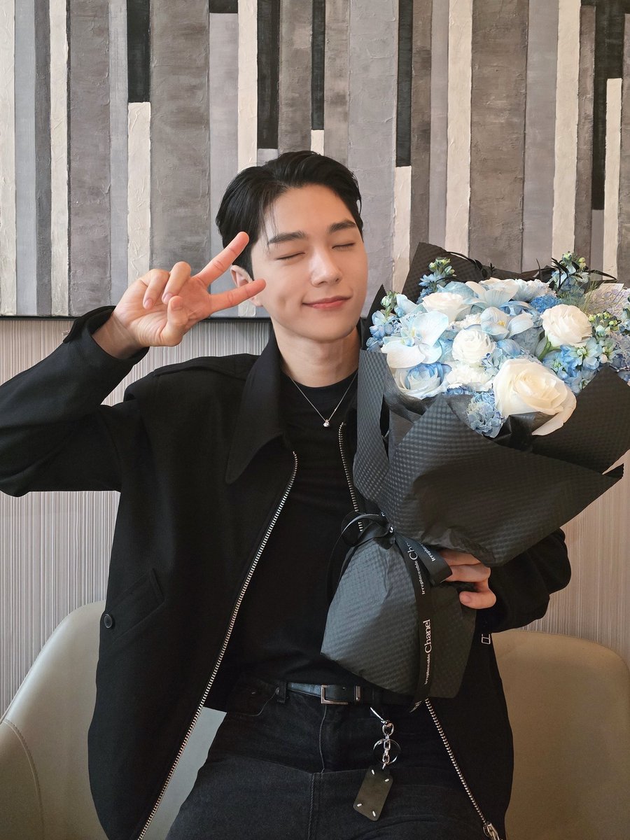 jeon_shell's tweet photo. #HappyMyungSooDay👑🎂🎉💝🥳🎁🍱
Many many happy returns of the day Myungsoo-ssi~ hope you have a wonderful day and great year ahead. Eat well sleep well...also stay healthy, happy and safe💕❣️❤️😘🥰🤩💞💖 https://t.co/TJFTkU89a6