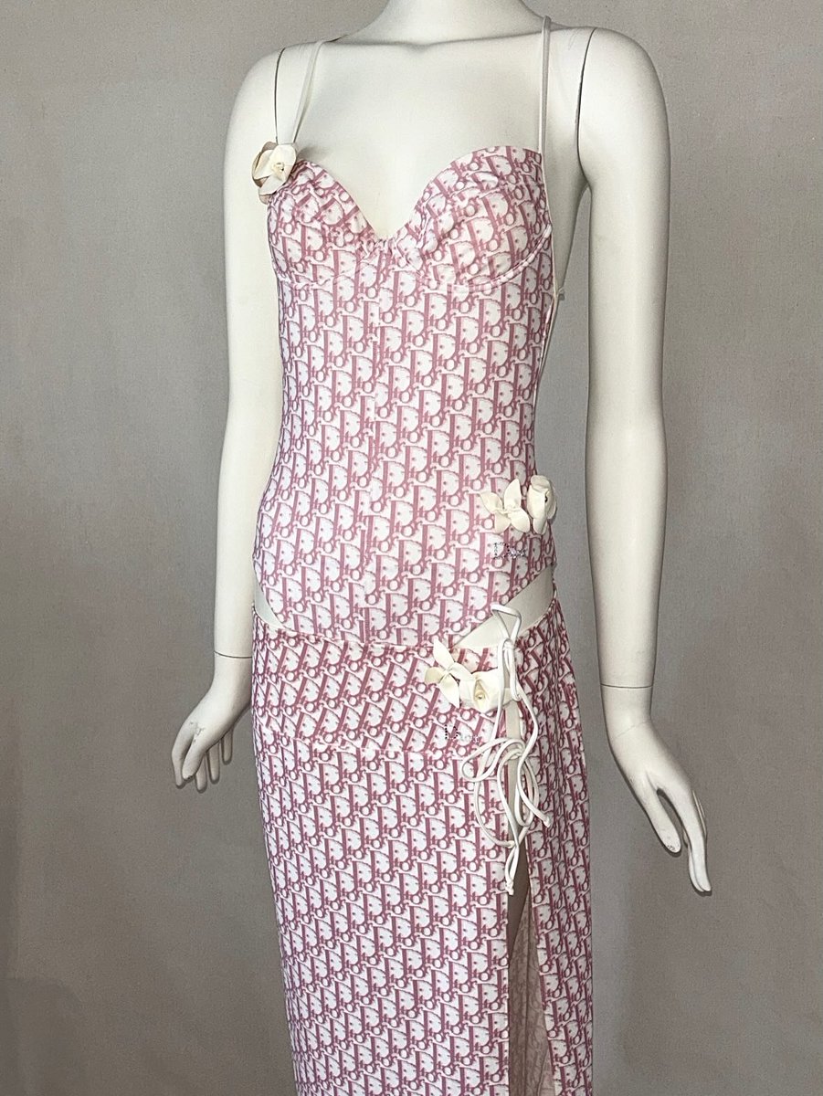 zara larsson pink dress Zara Larsson's Dior Dress' Super High Slit Is Literally Held by Strings