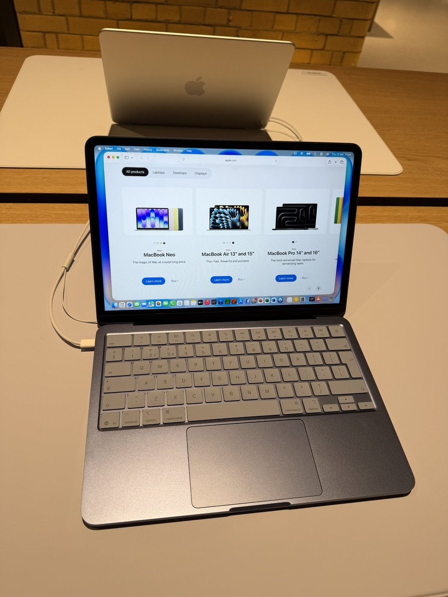 Потыкал в этот neo. Из очевидного это отсутствие подсветки клавы и памяти впритык. Но учитывая цену и то что он сделан ничуть не хуже Air (стекло и металл) - хер знает как вообще теперь с этим конкурировать пластмассовым говнобукам на виндах. Идеальный комп для детей и родителей.