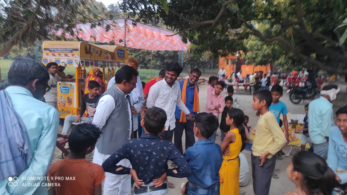 विधानसभा मलिहाबाद के कल्याणपुर में आयोजित भंडारे के अवसर पर।