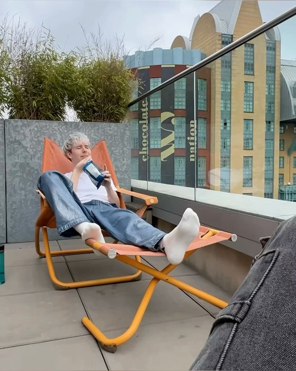 lestertoes's tweet image. #lowkey impressive how clean his white socks were here, considering there’s no shoes right beside him which means he walked around the balcony in only his socks