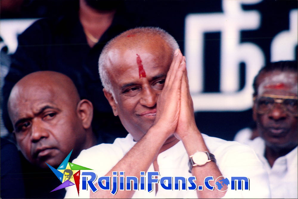 tn2point0's tweet photo. ரஜினி "மிரட்டலுக்கு பயந்தவர்", "மனவலிமை இல்லாதவர்" என்கிற அர்த்தத்தில் தவெகவின் ஆதவ் அர்ஜுனா பேசிய பேச்சுக்கு, பலர் ரஜினி பேசிய 1995-98 பேச்சுகளை மேற்கோள் காட்டுகிறார்கள். அவையெல்லாம் அடிக்கடி பொதுவெளியில் பேசப்பட்டவை.

2002 -

காவிரி விவகாரத்தில் மொத்த திரையுலகமும் நெய்வேலியில் நின்று "மின்சாரம் தரமாட்டோம்" என போராட்டம் நடத்தவேண்டும் என சொன்னபோது "அது சரியில்லை, தேசிய சிந்தனைக்கு எதிரானது" என சொன்ன ரஜினி மாற்று போராட்ட யோசனை சொன்னார். ஆனால், பாரதிராஜா தலைமையிலான குழு அதை நிராகரித்து நெய்வேலியில் போராட்டம் செய்தது. அப்போது பாரதிராஜா அதற்கு ரஜினியின் கன்னட பாசம் காரணம் என்கிற ரீதியில் கருத்து தெரிவித்தார்.

ஆனால் இதற்கெல்லாம் ரஜினி அசரவில்லை. சென்னை மெரீனா கடற்கரையில் ஒற்றை ஆளாக ஒருநாள் அடையாள உண்ணாவிரதத்தை அறிவித்தார். "உச்ச நீதிமன்ற தீர்ப்பு ஆண்டவன் தீர்ப்பு, கர்நாடகா அதை மதித்து காவிரி நீர் தரவேண்டும்" என்ற கோரிக்கையோடு உண்ணாவிரதம் இருந்தார். 

திரையுலகில் ஒரு சிலரைத் தவிர மற்ற அனைவரும் ரஜினியின் உண்ணாவிரதத்தில் ஆஜராகி ஆதரவு தெரிவித்தார்கள். பல்வேறு அரசியல் கட்சியினர் அந்த மேடைக்கு வந்து தங்கள் வாழ்த்துகளை தெரிவித்து சென்றார்கள். அரசியல் ரீதியில், மொத்த இந்தியாவையும் திரும்பிப் பார்க்க வைத்த நிகழ்வு.

ஒரு குறிப்பு - ரஜினிக்கு அப்போது வயது 51. எதுக்காக சொல்றேன்னா, அதுக்காக சொல்றேன்!!!