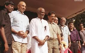 tn2point0's tweet photo. ரஜினி "மிரட்டலுக்கு பயந்தவர்", "மனவலிமை இல்லாதவர்" என்கிற அர்த்தத்தில் தவெகவின் ஆதவ் அர்ஜுனா பேசிய பேச்சுக்கு, பலர் ரஜினி பேசிய 1995-98 பேச்சுகளை மேற்கோள் காட்டுகிறார்கள். அவையெல்லாம் அடிக்கடி பொதுவெளியில் பேசப்பட்டவை.

2002 -

காவிரி விவகாரத்தில் மொத்த திரையுலகமும் நெய்வேலியில் நின்று "மின்சாரம் தரமாட்டோம்" என போராட்டம் நடத்தவேண்டும் என சொன்னபோது "அது சரியில்லை, தேசிய சிந்தனைக்கு எதிரானது" என சொன்ன ரஜினி மாற்று போராட்ட யோசனை சொன்னார். ஆனால், பாரதிராஜா தலைமையிலான குழு அதை நிராகரித்து நெய்வேலியில் போராட்டம் செய்தது. அப்போது பாரதிராஜா அதற்கு ரஜினியின் கன்னட பாசம் காரணம் என்கிற ரீதியில் கருத்து தெரிவித்தார்.

ஆனால் இதற்கெல்லாம் ரஜினி அசரவில்லை. சென்னை மெரீனா கடற்கரையில் ஒற்றை ஆளாக ஒருநாள் அடையாள உண்ணாவிரதத்தை அறிவித்தார். "உச்ச நீதிமன்ற தீர்ப்பு ஆண்டவன் தீர்ப்பு, கர்நாடகா அதை மதித்து காவிரி நீர் தரவேண்டும்" என்ற கோரிக்கையோடு உண்ணாவிரதம் இருந்தார். 

திரையுலகில் ஒரு சிலரைத் தவிர மற்ற அனைவரும் ரஜினியின் உண்ணாவிரதத்தில் ஆஜராகி ஆதரவு தெரிவித்தார்கள். பல்வேறு அரசியல் கட்சியினர் அந்த மேடைக்கு வந்து தங்கள் வாழ்த்துகளை தெரிவித்து சென்றார்கள். அரசியல் ரீதியில், மொத்த இந்தியாவையும் திரும்பிப் பார்க்க வைத்த நிகழ்வு.

ஒரு குறிப்பு - ரஜினிக்கு அப்போது வயது 51. எதுக்காக சொல்றேன்னா, அதுக்காக சொல்றேன்!!!
