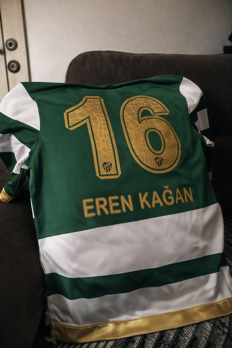 burakbkts16's tweet photo. İlk forması @BSMuhafizi amcasından. Doğuştan #Bursaspor lu. Sağlıkla gel oğlum 💚 https://t.co/JgrAjuLKDQ