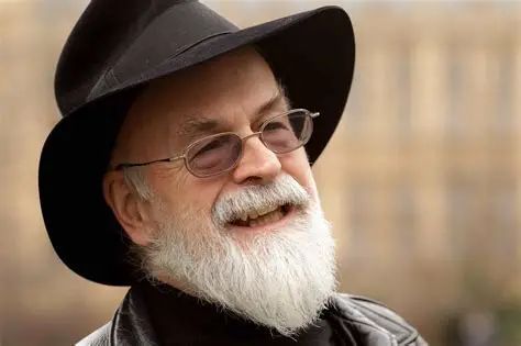 respectsapp's tweet photo. Respects to Terry Pratchett, who died on this day (12th March) in 2015. A bestselling fantasy fiction author, he was best known for his Discworld series of novels that combined comedy, satire, and absurdity to critique real-world society, politics and human nature. RIP Terry 🤍 https://t.co/1YLW5zFb1L