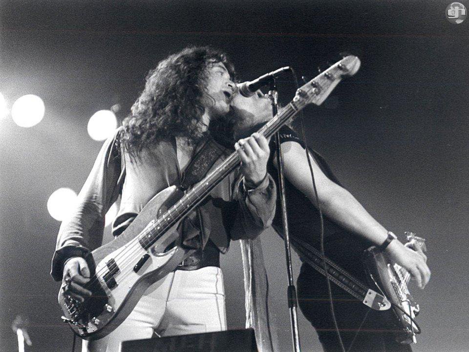 ctcfanzine's tweet photo. #TBT ⚡️ Spring 1976 ⚡ Glenn Hughes @glenn_hughes LIVE onstage w/ #TommyBolin #DeepPurple MKIV LIVE in UK 🇬🇧 #GlennHughes #CTTB #ComeTasteTheBand https://t.co/2N9QQ3Cs0w