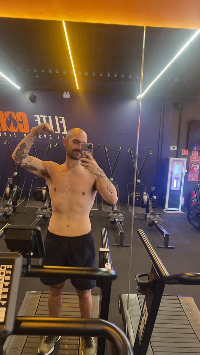 caiioperondi's tweet photo. Hey 29, cheguei 🎉🥳🎈
Feliz aniversário para mim 😏 https://t.co/jybFcctnZR
