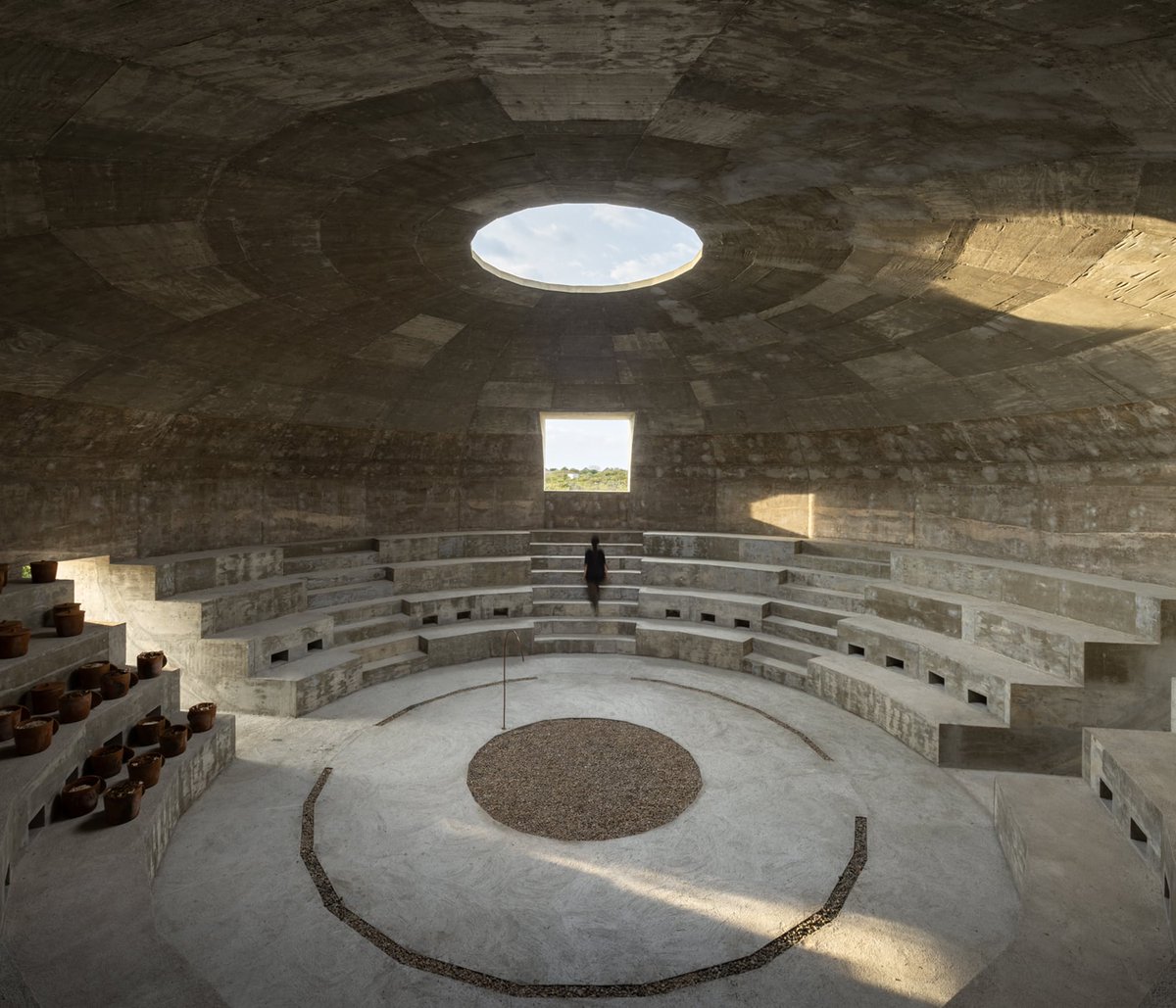 Arquine's tweet photo. Pabellón Mushroom, en Puerto Escondido (México), es un volumen elipsoidal dedicado al cultivo de hongos que combina cámaras productivas y un espacio central de encuentro de Fundación Casa Wabi. Un proyecto de OMA. | https://t.co/bAxTXmUSjX https://t.co/MTcMFCTnLo