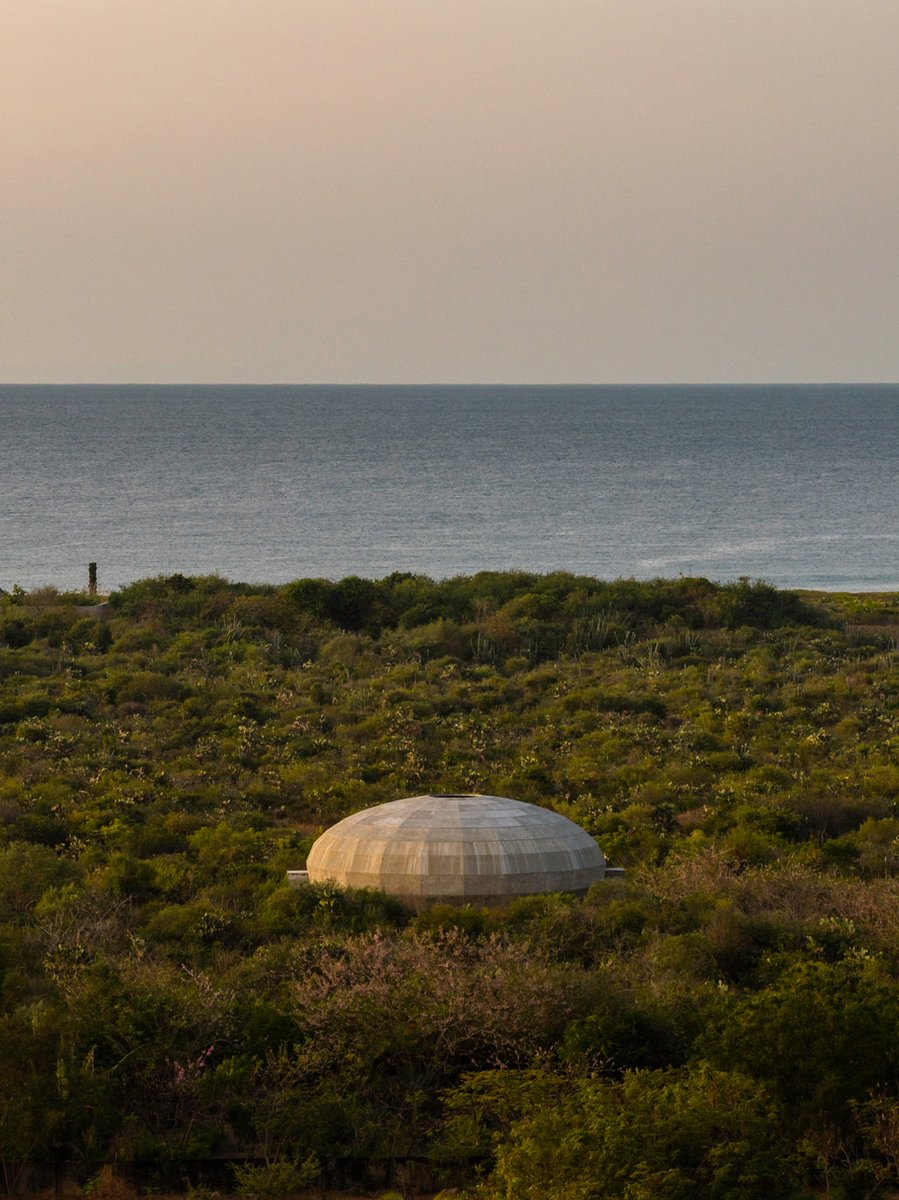 Arquine's tweet photo. Pabellón Mushroom, en Puerto Escondido (México), es un volumen elipsoidal dedicado al cultivo de hongos que combina cámaras productivas y un espacio central de encuentro de Fundación Casa Wabi. Un proyecto de OMA. | https://t.co/bAxTXmUSjX https://t.co/MTcMFCTnLo
