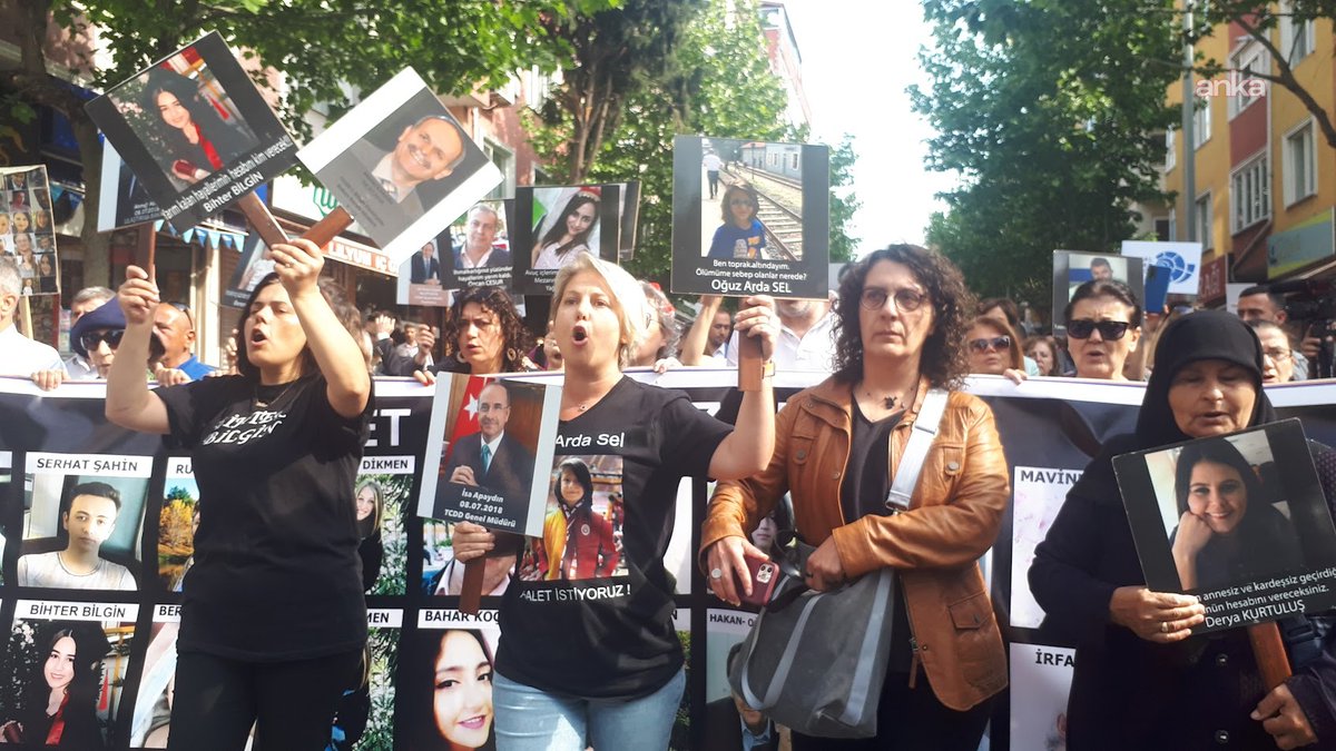 MehmetOflaz06's tweet photo. Yargıtay cezayı bozmuştu... Çorlu Tren faciasında oğlunu kaybeden anne Mısra Öz "kamu görevlisine hakaret" davasında beraat etti

Çorlu 5. Asliye Ceza Mahkemesi, Çorlu tren faciasında 9 yaşındaki oğlu Oğuz Arda Sel'i kaybeden Mısra Öz'e "kamu görevlisine hakaret" suçundan verilen 8 bin 840 liralık para cezasına ilişkin kararı Yargıtay'ın bozması sonrası görülen duruşmada, Öz'ün beraatine hükmetti.

https://t.co/0DBz28JoiG