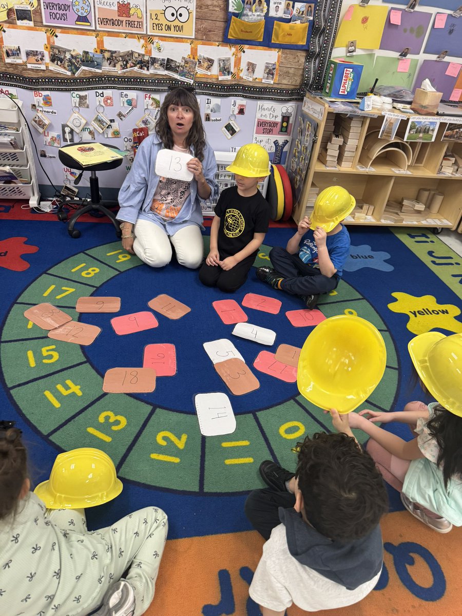 D31BeeHiveSI's tweet image. March Math Madness is underway at Victory! #makelearningfun #buildingsunit #d31prekistheplaceto🐝 
@DrJoyAbrams @AP_JelaniMiller @CSD31SI @NYCSchools @DocPalton