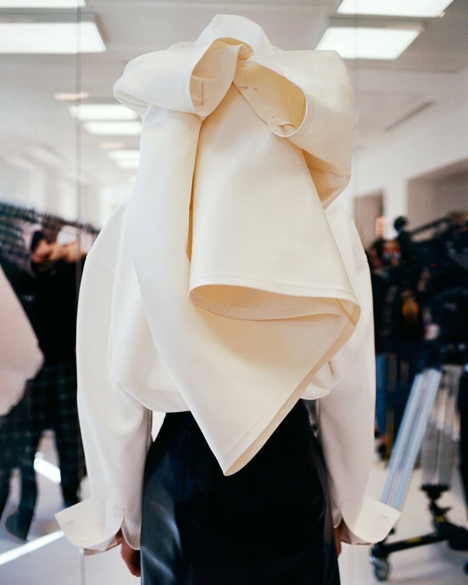 rebecamaccise's tweet photo. “Esos turbantes son lo más natural que existe para cubrir el cabello. Solo es una t-shirt [con las mangas anudadas por detrás]. Solo un giro. Pero es la t-shirt correcta, con el giro correcto”. Stephen Jones.

Givenchy FW26 de Sarah Burton https://t.co/quReKbVQER