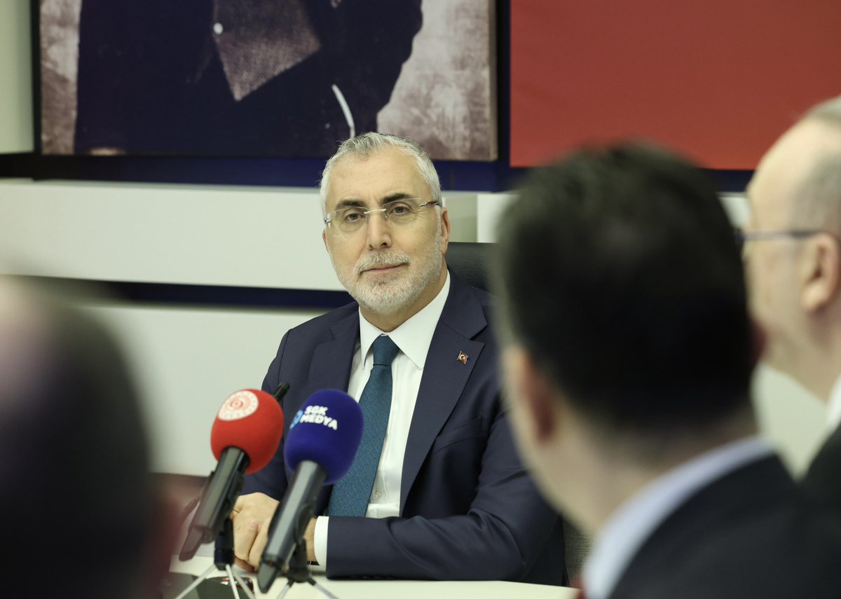 isikhanvedat's tweet photo. Türk Eczacıları Birliği (TEB) Başkanı Sayın Mehmet İrfan Demirci ve beraberindeki Merkez Heyeti Üyeleriyle bir araya geldik. ‘Sosyal Güvenlik Kurumu Kapsamındaki Kişilerin Türk Eczacıları Birliği Üyesi Eczanelerden İlaç Teminine İlişkin Protokolü’nde değişiklik çalışmaları amacıyla Ek Protokol görüşmesini gerçekleştirdik.

Sosyal Güvenlik Kurumumuz ve TEB arasında sağladığımız mutabakat sayesinde; satış hasılatı baremleri ile reçete hizmet bedellerinin iyileştirilmesini kararlaştırdık.

Toplum sağlığımızı koruyan kıymetli eczacılarımıza ve meslek sektörüne hayırlı olmasını diliyorum.

@sgksosyalmedya 
@tebkurumsal