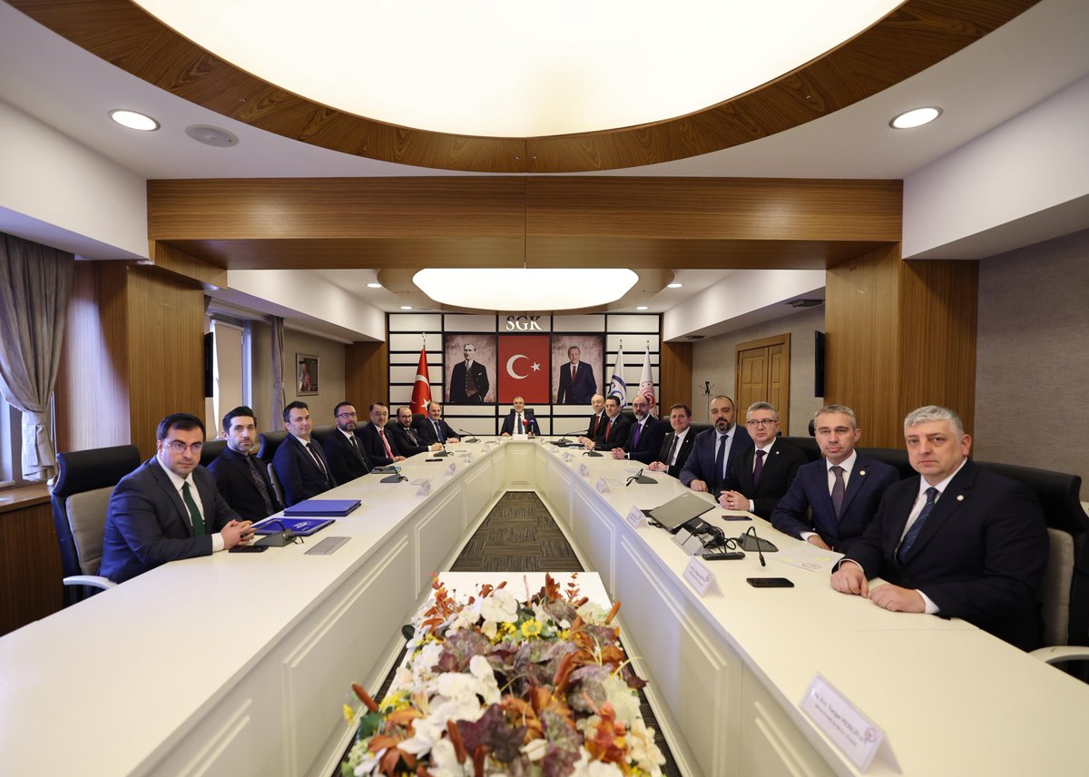 isikhanvedat's tweet photo. Türk Eczacıları Birliği (TEB) Başkanı Sayın Mehmet İrfan Demirci ve beraberindeki Merkez Heyeti Üyeleriyle bir araya geldik. ‘Sosyal Güvenlik Kurumu Kapsamındaki Kişilerin Türk Eczacıları Birliği Üyesi Eczanelerden İlaç Teminine İlişkin Protokolü’nde değişiklik çalışmaları amacıyla Ek Protokol görüşmesini gerçekleştirdik.

Sosyal Güvenlik Kurumumuz ve TEB arasında sağladığımız mutabakat sayesinde; satış hasılatı baremleri ile reçete hizmet bedellerinin iyileştirilmesini kararlaştırdık.

Toplum sağlığımızı koruyan kıymetli eczacılarımıza ve meslek sektörüne hayırlı olmasını diliyorum.

@sgksosyalmedya 
@tebkurumsal