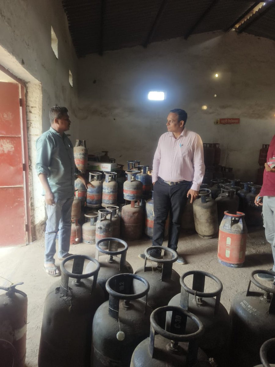 MamBayad's tweet photo. મામલતદારશ્રી બાયડ ધ્વારા inden Gas agency બાયડની મુલાકાત લેવામાં આવી અને જરૂરી સૂચનાઓ આપવામાં આવી.
@CMOGuj @CollectorArv @PrantBayad @revenuegujarat @HPCL https://t.co/VQrLmdywTI