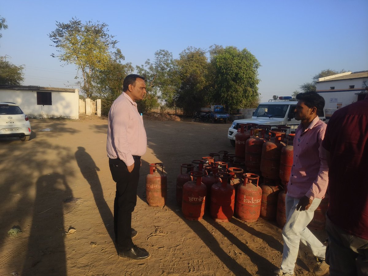 મામલતદારશ્રી બાયડ ધ્વારા inden Gas agency બાયડની મુલાકાત લેવામાં આવી અને જરૂરી સૂચનાઓ આપવામાં આવી.
<a href="/CMOGuj/">CMO Gujarat</a> <a href="/CollectorArv/">Collector & District Magistrate, Arvalli</a> <a href="/PrantBayad/">PRANT OFFICER & S.D.M. BAYAD</a> <a href="/revenuegujarat/">Revenue Dep. Gujarat</a> <a href="/HPCL/">Hindustan Petroleum Corporation Limited</a>