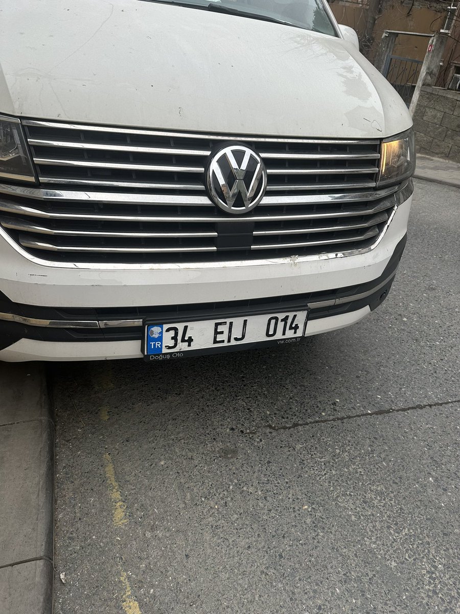 Denzyigit's tweet photo. Kaldırımda yürürken  üstümüze  sürüyor  korna korna çalıyor maksatı kaldırıma park etmek  @TrafikEgm https://t.co/QB8TLiq7zz