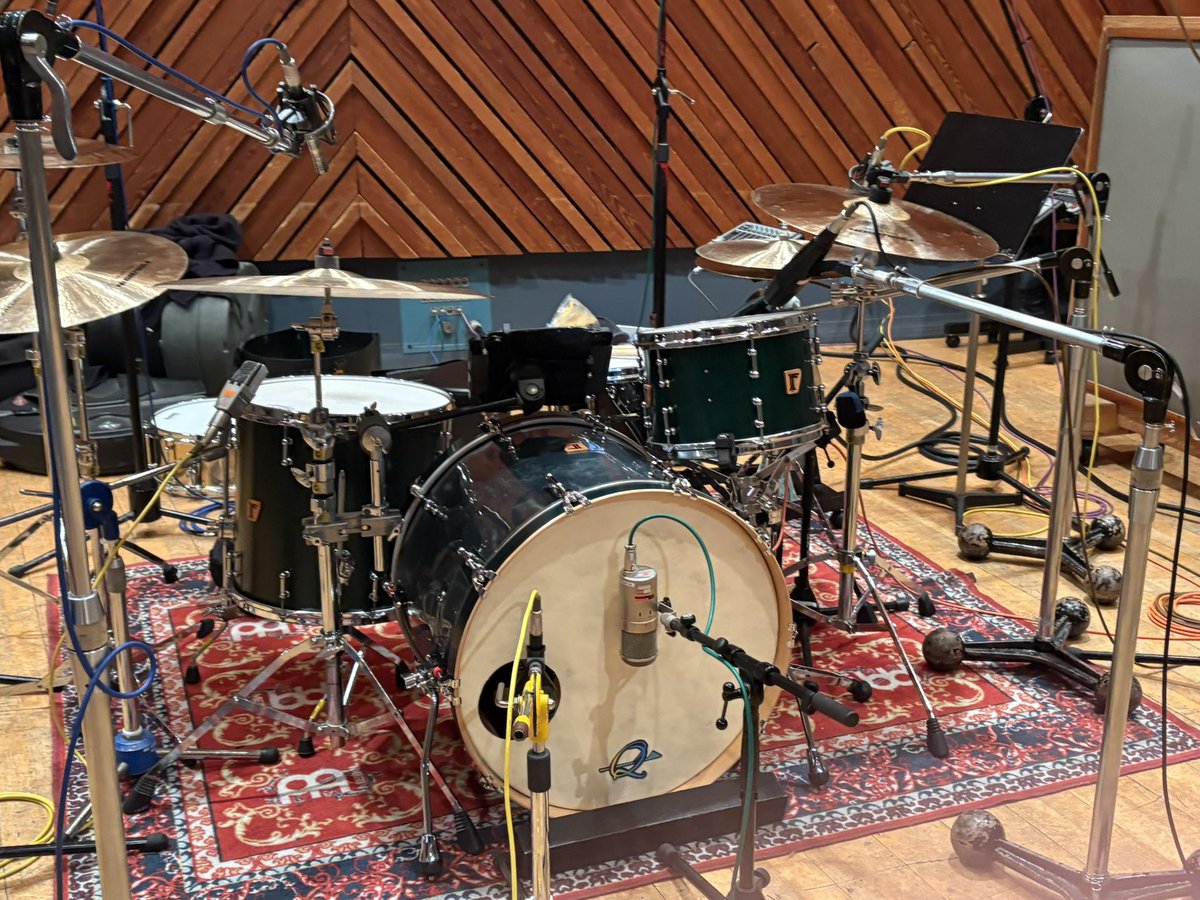 ero1q's tweet image. 今日は大山さんにお誘い頂き

イトケン(伊藤賢)さん
アレンジ楽曲のレコーディング。

スネアは4台持っていき
riddim13×7が採用。

ニカちゃんにのこれ⬇️#

俺が遅刻してる様に見えるけど

俺も入り時間の1時間前に着いてますから！

そんな彼の働いてる風な写真も添えて！

＃playtech #lerni #riddim