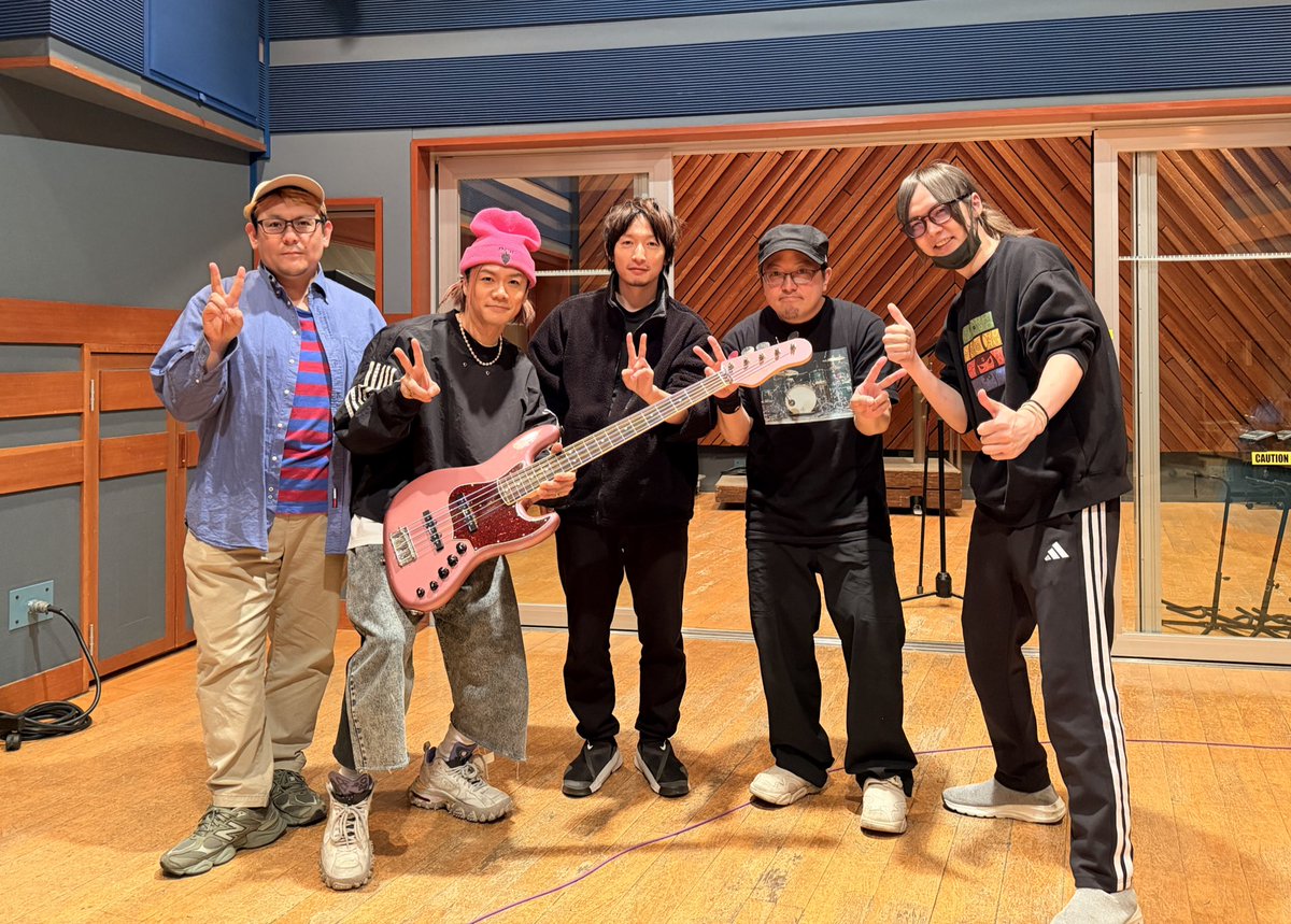 ero1q's tweet image. 今日は大山さんにお誘い頂き

イトケン(伊藤賢)さん
アレンジ楽曲のレコーディング。

スネアは4台持っていき
riddim13×7が採用。

ニカちゃんにのこれ⬇️#

俺が遅刻してる様に見えるけど

俺も入り時間の1時間前に着いてますから！

そんな彼の働いてる風な写真も添えて！

＃playtech #lerni #riddim