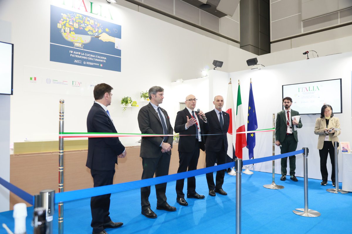 ITAtradeagency's tweet photo. 🎌 A Tokyo la 51° edizione di Foodex Japan, fiera di riferimento per il settore agroalimentare nell’area Asia-Pacifico, con un benvenuto al neo insediato ambasciatore Mario Vattani.

📌 250 le aziende italiane presenti alla manifestazione di cui 190 incluse nella collettiva ICE. Con questi numeri l’Italia si conferma la prima presenza estera della manifestazione davanti a Taiwan e Cina.

🏆 Protagonista in Fiera la Cucina italiana “Patrimonio Immateriale dell’Unesco” a ulteriore conferma dell'eccellenza agroalimentare del nostro Paese.

🌏 Nel Padiglione Italia uno stand dedicato alla promozione del sistema fieristico agroalimentare italiano e uno spazio promosso da @GruppoCDP per la piattaforma “CDP Business Matching” sviluppata con il Ministero degli Affari Esteri e Simest per l’internazionalizzazione delle PMI.

Ad oggi poco più di 1,5 miliardi sui circa 72 di export agroalimentare italiano nel mondo riguardano il Giappone a dimostrazione di un enorme potenziale di crescita da realizzare.

🍝 Presenti alla Fiera: Consorzio Il Biologico Società Cooperativa, @asRivLig, Italia Del Gusto – Consorzio, @RegionePuglia, @Reg_Sardegna, Camera di Commercio di Chieti e Pescara, Consorzio Piacenza Alimentare, @EnteRisi, @GranaPadanoDOP, @theonlyparmesan, @WinesOfSicily, BioVenezia, @RegioneER e @regionecampania.

@ItalyinJPN - Raffaele Borriello, Anna Maria Nastri, @SocialMasaf – Natalia Bobba, @EnteRisi - Sergio Marchi, @IsmeaOfficial - Andrea Rocchi, @CREARicerca.