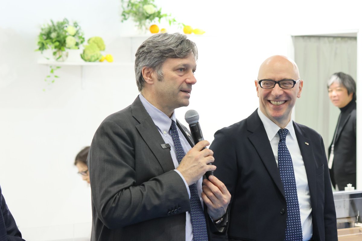 ITAtradeagency's tweet photo. 🎌 A Tokyo la 51° edizione di Foodex Japan, fiera di riferimento per il settore agroalimentare nell’area Asia-Pacifico, con un benvenuto al neo insediato ambasciatore Mario Vattani.

📌 250 le aziende italiane presenti alla manifestazione di cui 190 incluse nella collettiva ICE. Con questi numeri l’Italia si conferma la prima presenza estera della manifestazione davanti a Taiwan e Cina.

🏆 Protagonista in Fiera la Cucina italiana “Patrimonio Immateriale dell’Unesco” a ulteriore conferma dell'eccellenza agroalimentare del nostro Paese.

🌏 Nel Padiglione Italia uno stand dedicato alla promozione del sistema fieristico agroalimentare italiano e uno spazio promosso da @GruppoCDP per la piattaforma “CDP Business Matching” sviluppata con il Ministero degli Affari Esteri e Simest per l’internazionalizzazione delle PMI.

Ad oggi poco più di 1,5 miliardi sui circa 72 di export agroalimentare italiano nel mondo riguardano il Giappone a dimostrazione di un enorme potenziale di crescita da realizzare.

🍝 Presenti alla Fiera: Consorzio Il Biologico Società Cooperativa, @asRivLig, Italia Del Gusto – Consorzio, @RegionePuglia, @Reg_Sardegna, Camera di Commercio di Chieti e Pescara, Consorzio Piacenza Alimentare, @EnteRisi, @GranaPadanoDOP, @theonlyparmesan, @WinesOfSicily, BioVenezia, @RegioneER e @regionecampania.

@ItalyinJPN - Raffaele Borriello, Anna Maria Nastri, @SocialMasaf – Natalia Bobba, @EnteRisi - Sergio Marchi, @IsmeaOfficial - Andrea Rocchi, @CREARicerca.