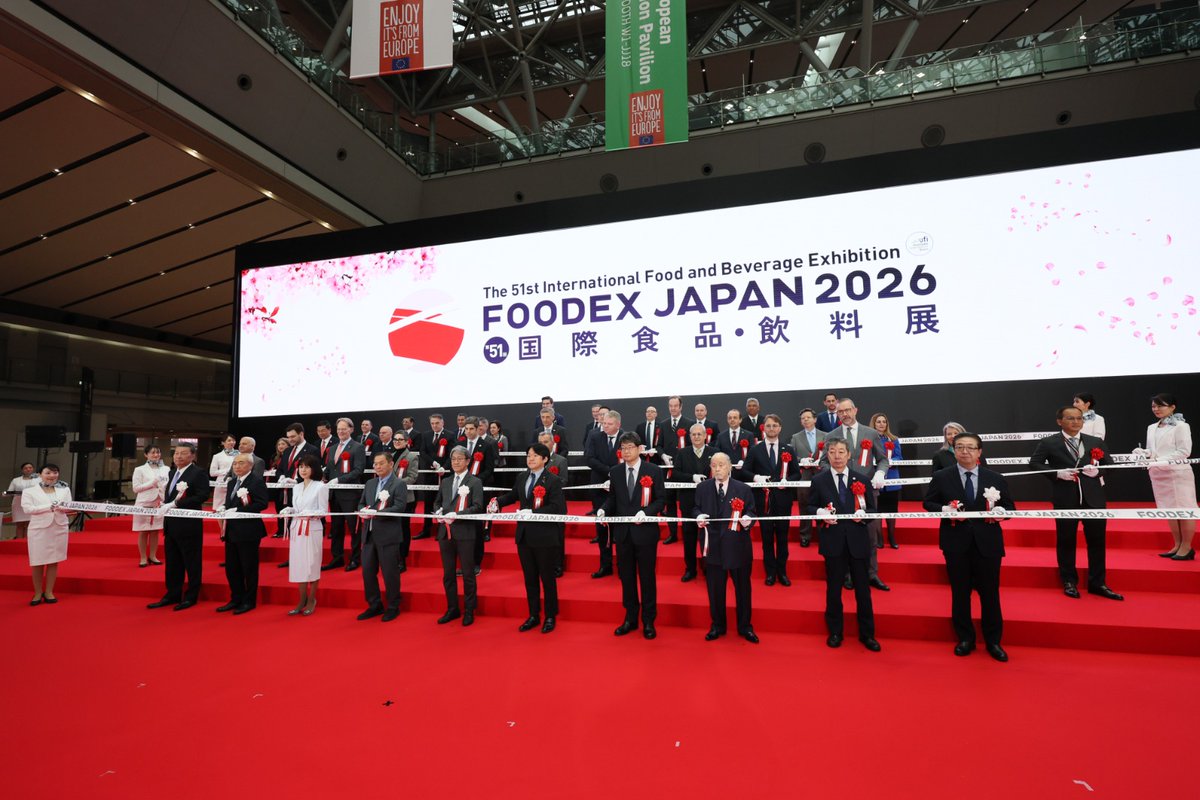 ITAtradeagency's tweet photo. 🎌 A Tokyo la 51° edizione di Foodex Japan, fiera di riferimento per il settore agroalimentare nell’area Asia-Pacifico, con un benvenuto al neo insediato ambasciatore Mario Vattani.

📌 250 le aziende italiane presenti alla manifestazione di cui 190 incluse nella collettiva ICE. Con questi numeri l’Italia si conferma la prima presenza estera della manifestazione davanti a Taiwan e Cina.

🏆 Protagonista in Fiera la Cucina italiana “Patrimonio Immateriale dell’Unesco” a ulteriore conferma dell'eccellenza agroalimentare del nostro Paese.

🌏 Nel Padiglione Italia uno stand dedicato alla promozione del sistema fieristico agroalimentare italiano e uno spazio promosso da @GruppoCDP per la piattaforma “CDP Business Matching” sviluppata con il Ministero degli Affari Esteri e Simest per l’internazionalizzazione delle PMI.

Ad oggi poco più di 1,5 miliardi sui circa 72 di export agroalimentare italiano nel mondo riguardano il Giappone a dimostrazione di un enorme potenziale di crescita da realizzare.

🍝 Presenti alla Fiera: Consorzio Il Biologico Società Cooperativa, @asRivLig, Italia Del Gusto – Consorzio, @RegionePuglia, @Reg_Sardegna, Camera di Commercio di Chieti e Pescara, Consorzio Piacenza Alimentare, @EnteRisi, @GranaPadanoDOP, @theonlyparmesan, @WinesOfSicily, BioVenezia, @RegioneER e @regionecampania.

@ItalyinJPN - Raffaele Borriello, Anna Maria Nastri, @SocialMasaf – Natalia Bobba, @EnteRisi - Sergio Marchi, @IsmeaOfficial - Andrea Rocchi, @CREARicerca.