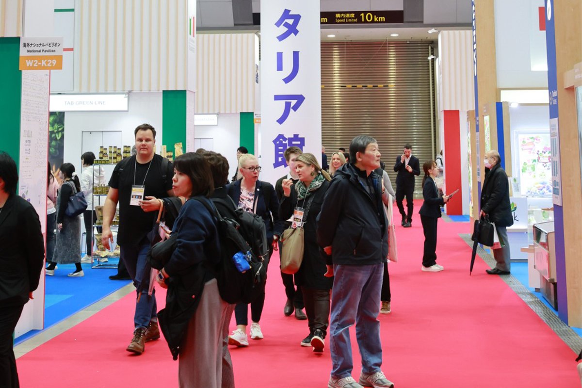 ITAtradeagency's tweet photo. 🎌 A Tokyo la 51° edizione di Foodex Japan, fiera di riferimento per il settore agroalimentare nell’area Asia-Pacifico, con un benvenuto al neo insediato ambasciatore Mario Vattani.

📌 250 le aziende italiane presenti alla manifestazione di cui 190 incluse nella collettiva ICE. Con questi numeri l’Italia si conferma la prima presenza estera della manifestazione davanti a Taiwan e Cina.

🏆 Protagonista in Fiera la Cucina italiana “Patrimonio Immateriale dell’Unesco” a ulteriore conferma dell'eccellenza agroalimentare del nostro Paese.

🌏 Nel Padiglione Italia uno stand dedicato alla promozione del sistema fieristico agroalimentare italiano e uno spazio promosso da @GruppoCDP per la piattaforma “CDP Business Matching” sviluppata con il Ministero degli Affari Esteri e Simest per l’internazionalizzazione delle PMI.

Ad oggi poco più di 1,5 miliardi sui circa 72 di export agroalimentare italiano nel mondo riguardano il Giappone a dimostrazione di un enorme potenziale di crescita da realizzare.

🍝 Presenti alla Fiera: Consorzio Il Biologico Società Cooperativa, @asRivLig, Italia Del Gusto – Consorzio, @RegionePuglia, @Reg_Sardegna, Camera di Commercio di Chieti e Pescara, Consorzio Piacenza Alimentare, @EnteRisi, @GranaPadanoDOP, @theonlyparmesan, @WinesOfSicily, BioVenezia, @RegioneER e @regionecampania.

@ItalyinJPN - Raffaele Borriello, Anna Maria Nastri, @SocialMasaf – Natalia Bobba, @EnteRisi - Sergio Marchi, @IsmeaOfficial - Andrea Rocchi, @CREARicerca.