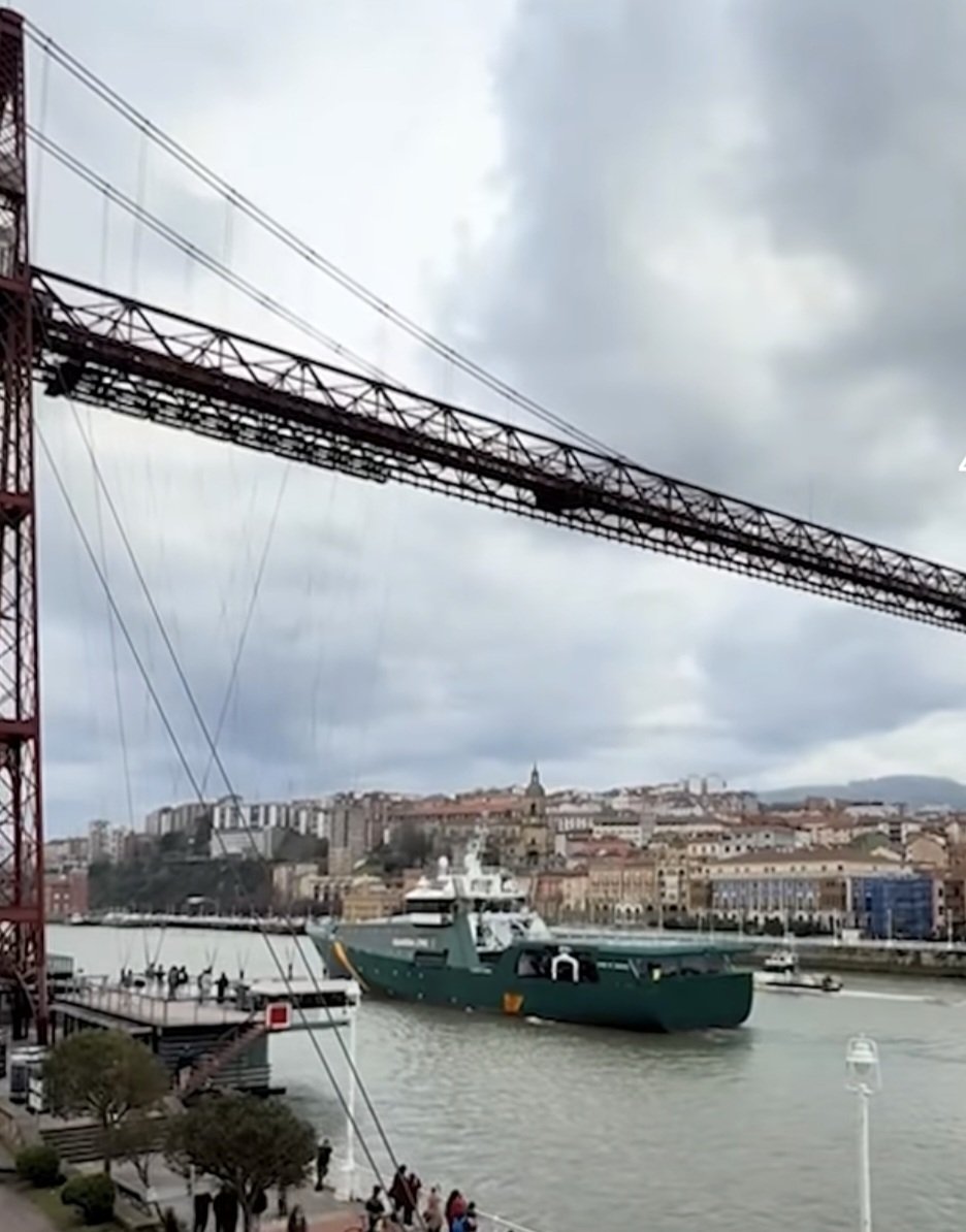 El buque oceánico multipropósito de la Guardia Civil "Duque de Ahumada" a su paso este lunes por la ría de Bilbao, en donde sorprendió. El Duque de Ahumada fue botado en noviembre de 2024 en los astilleros Armón de Vigo e incorporado al servicio en septiembre de 2025.