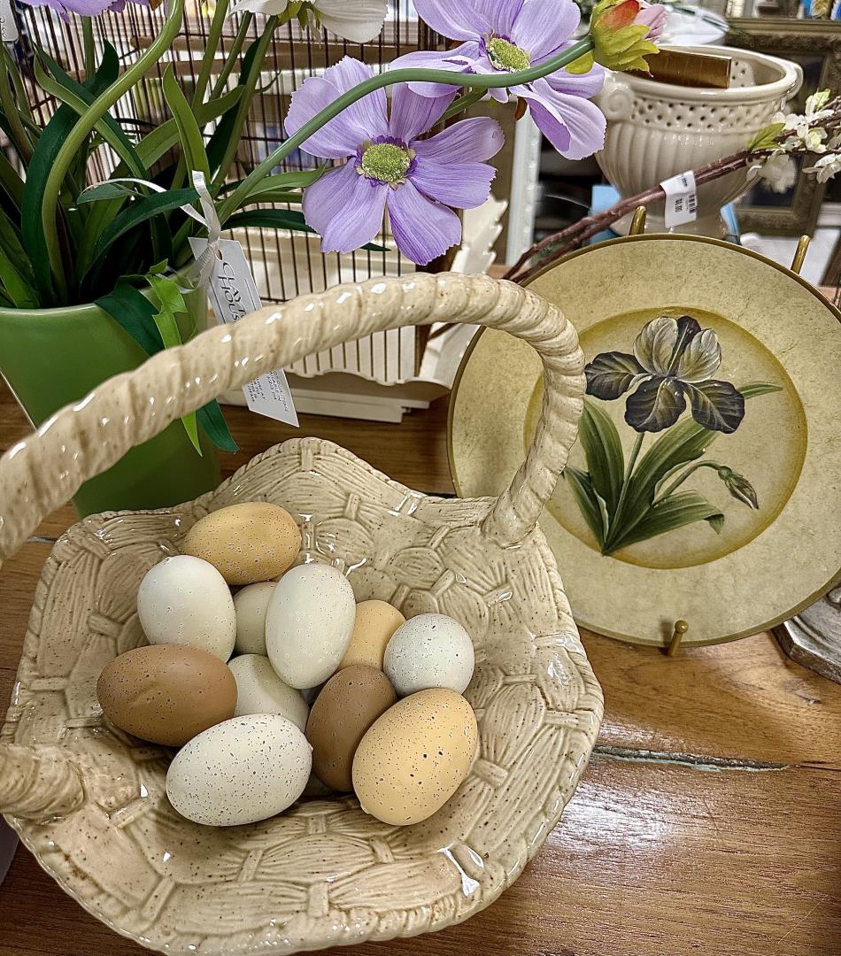 TheClaytonHouse's tweet image. Priced at $12. This ceramic Easter basket features a woven pattern design with a handle attached to the top. The eggs inside are sold separately.

More info: clayton.house/url/7o8rY

Booths: OnceAgain

#home_decor #collectibles #easter #ceramic_basket