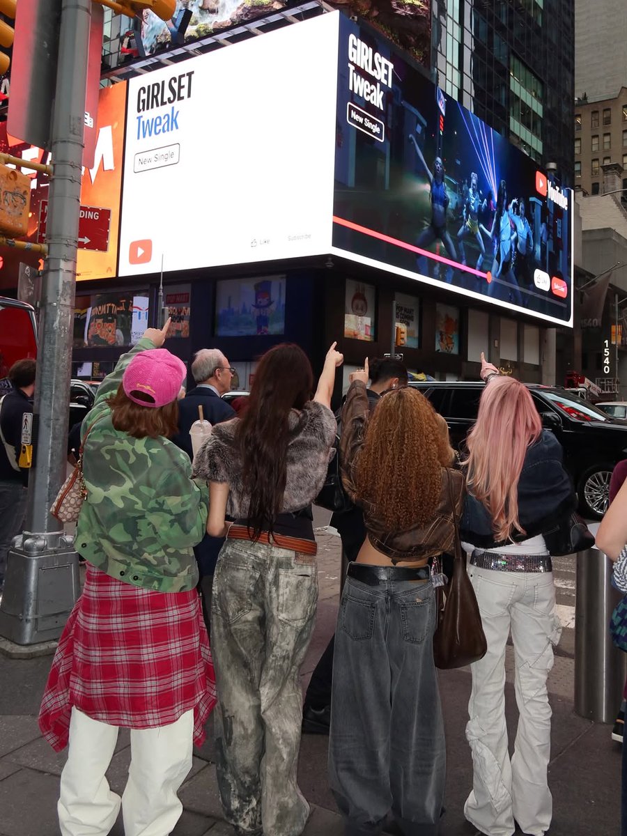 cgamiIa's tweet photo. Spotted in Times Square! ★ https://t.co/Y4GUlPMEKj