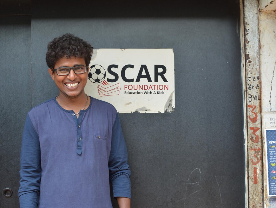 OscarUKTour's tweet photo. At 18, @ashokrathod04 could no longer watch kids from his community drop out of school, destined to repeat the cycle of poverty. He decided to act with nothing but a plastic bottle to use as a football, a patch of ground &amp; 14 school dropouts 🇮🇳 https://t.co/vGIXOvgDkK @OSCAR_fdn https://t.co/dqpvRV0vqP