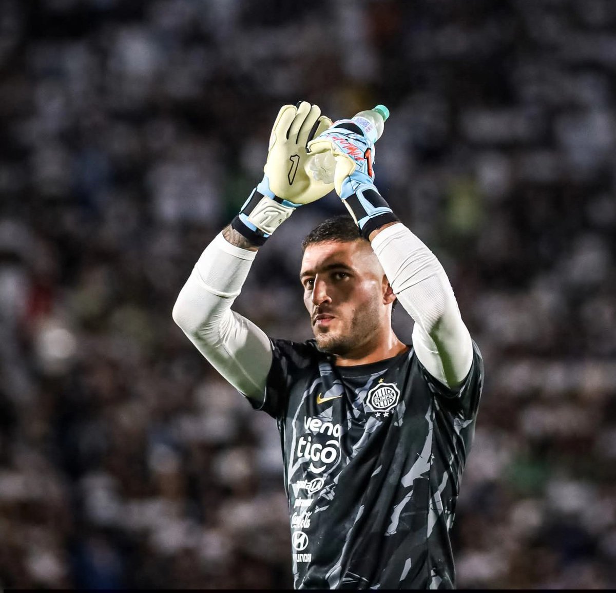 BrunoPont's tweet photo. Santiago "Kili" Rojas, arquero de #Nacional, al ser consultado si debe ser convocado él o Gastón Olveira:

"Kili Rojas, paraguayo real. Vengo de camada anteriores, soy un arquero completo y salgo bien"

@rockandpop955
@nanduti
#LaGranJugada https://t.co/kw0RrNDp3F