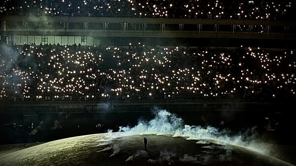 No seré yo quien defienda a una promotora pero en cuanto entras a la página del concierto de Kanye ves que solo han rebajado las de las esquinas porque el escenario probablemente sea así y desde las esquinas de abajo no se verá una mierda sjsjjsj
