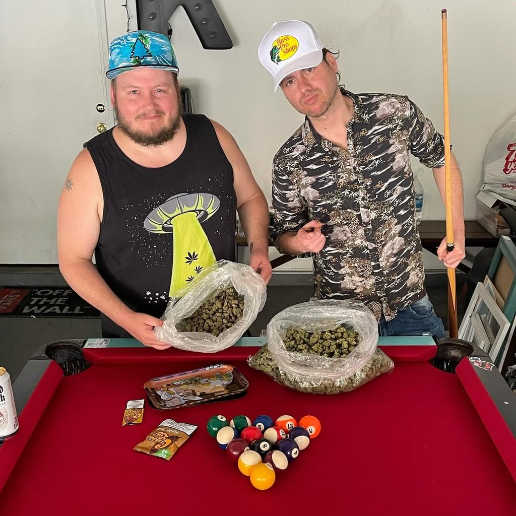 ExoticZaUS's tweet image. Just a casual night… pool, good vibes, and a little weed 😅🍃 Weed #420 #SmokeSession #PoolTable #StonerLife
