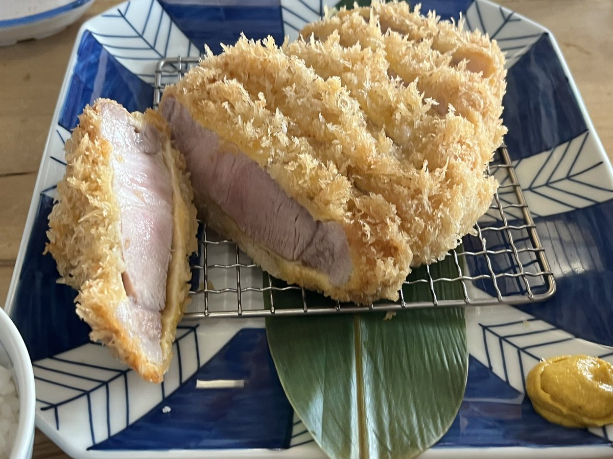 mW_S2S2's tweet photo. 最後にでかいカツを食べておく https://t.co/Ht5wxuglAN