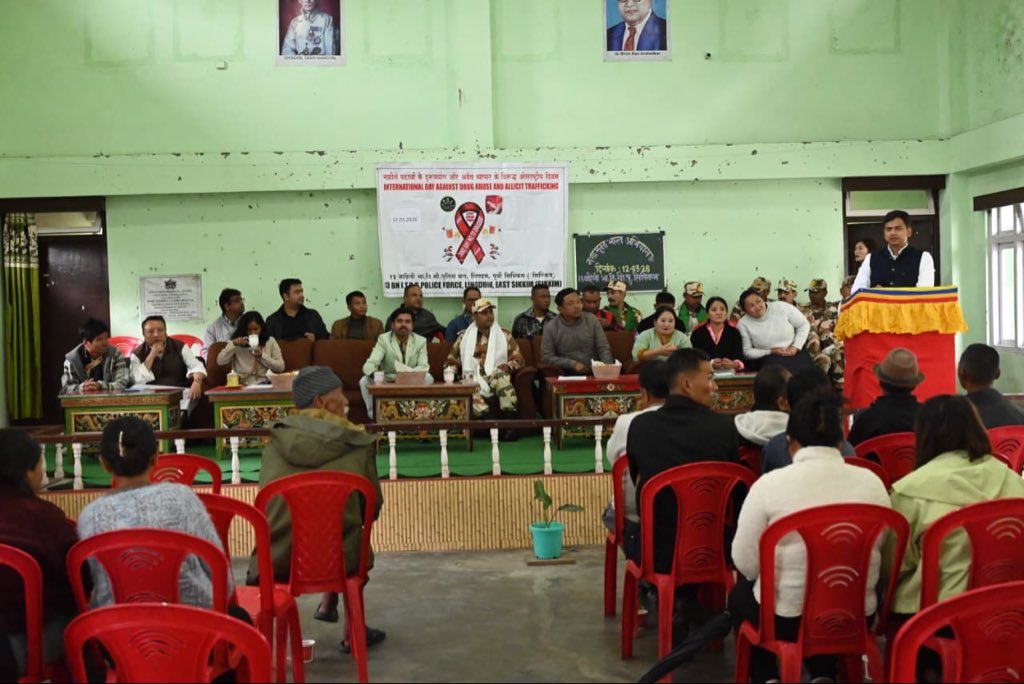 PIBShillong's tweet image. Meghalaya media team visited Tingda village in North Sikkim under the Vibrant Villages Programme (#VVP) today

The team interacted with villagers &amp;amp; @ITBP_official officials to understand devp efforts aimed at strengthening livelihoods in #border areas

🔗 pib.gov.in/PressReleseDet…