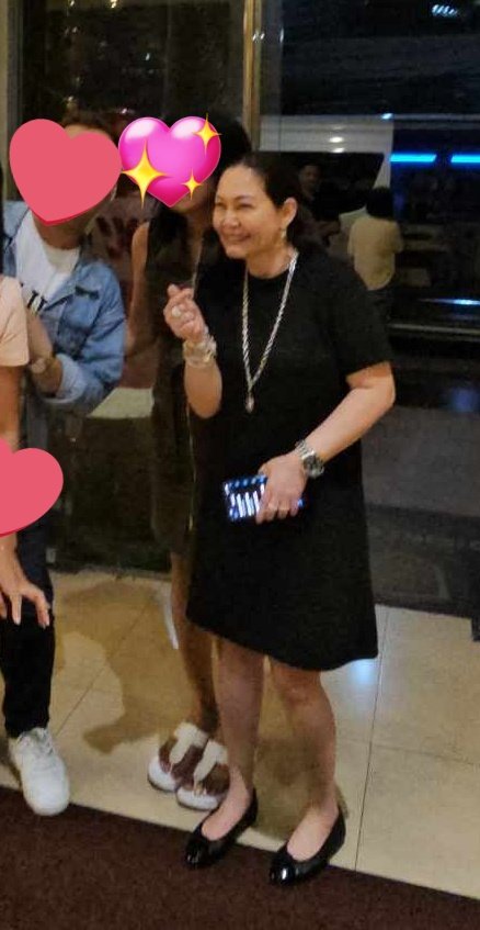 Sinend ng kumare ko. Ang payat daw pala ni Maryuhh s personal. At naka finger heart pa. Lol! 
Pretty diamond 💎 star Maricel Soriano

#MaricelSoriano
#MARYA