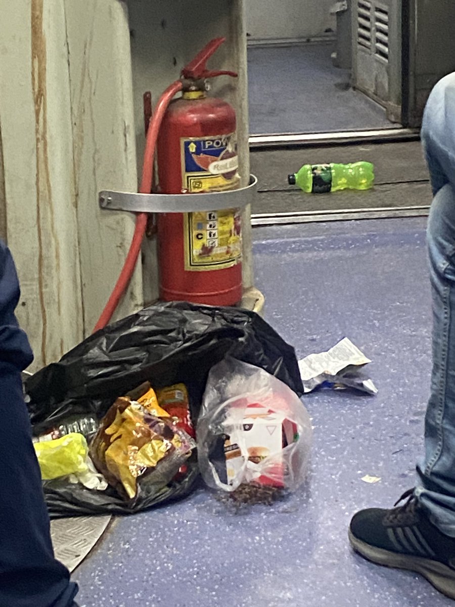 d_choudry's tweet photo. Even the fire extinguisher looks like it’s asking:
Why am I living next to the garbage?
@RailMadad @RailMinIndia @AshwiniVaishnaw kindly look into this matter  train no. 14854 coach-BE1 https://t.co/0QD7r0KmdL