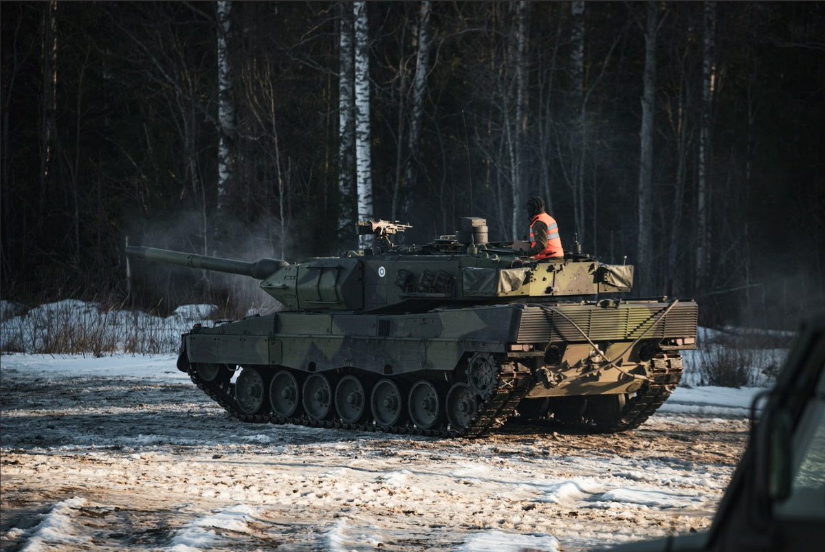 MaasotaK's tweet photo. 110. KADK:n panssariopintosuunta harjoitteli viime viikolla:
◾ Perus- ja taisteluammuntoja Leopard2 -taistelupanssarivaunukalustolla
◾ Panssarivaunujen tulitoiminnan valvojan tehtäviä
◾ Panssarivaunujoukkueen taistelun johtamista
◾ Taistelupanssarivaunumiehistön tehtäviä https://t.co/xbZtrpU1lO