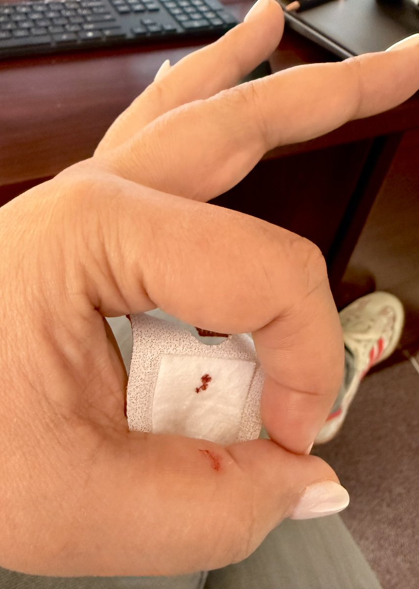 SoulCoughingOne's tweet image. I think I'm gonna bleed out 😩

#PaperCut