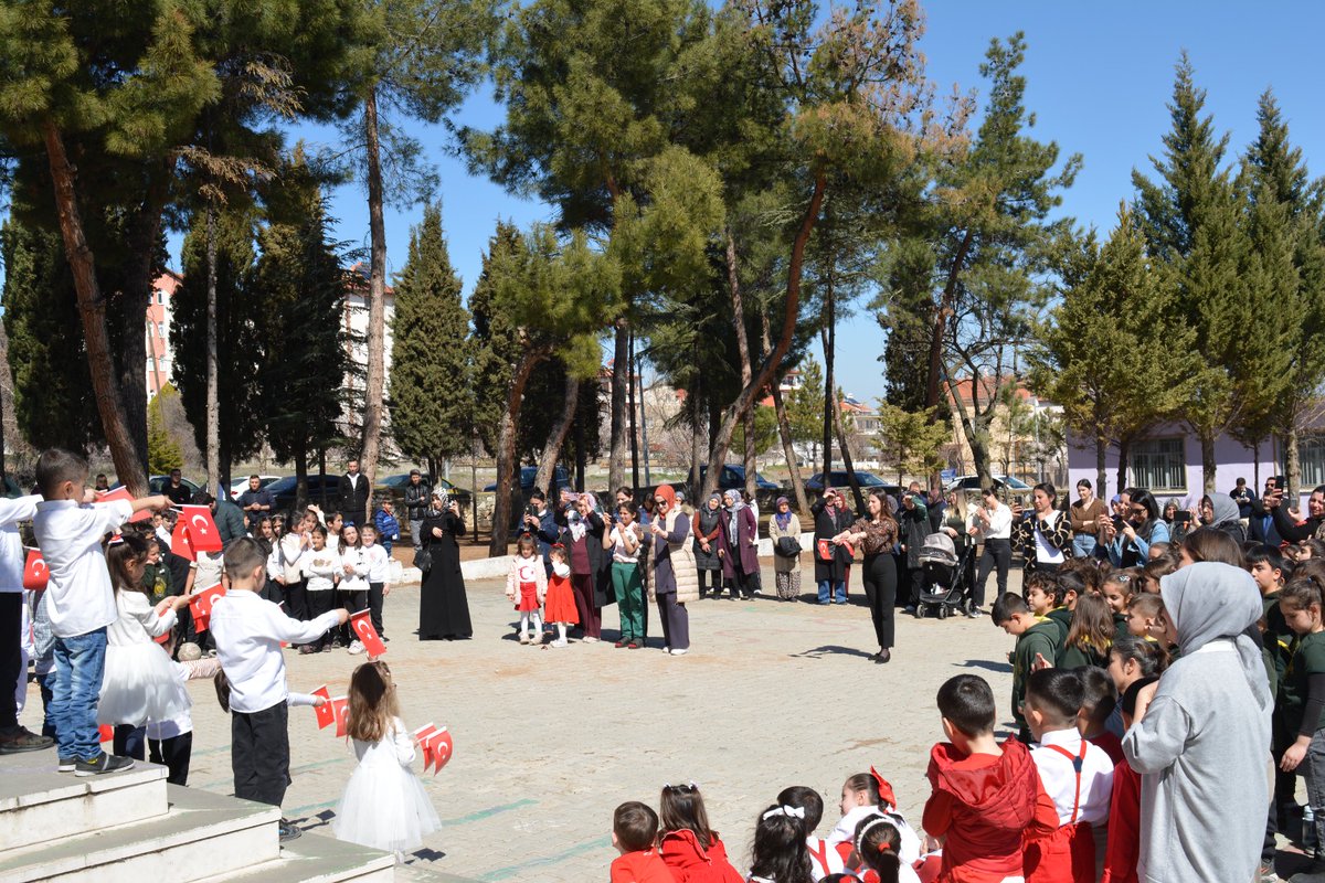 Mehmet Yeşil İlkokulu’nda gerçekleştirilen 12 Mart İstiklal Marşı’nın Kabulü ve Mehmet Akif Ersoy’u Anma Programı, Kaymakamımız Sn. Ramazan Çelebi, ilçe protokolü, öğretmenler ve öğrencilerin katılımlarıyla gerçekleşti. 🇹🇷