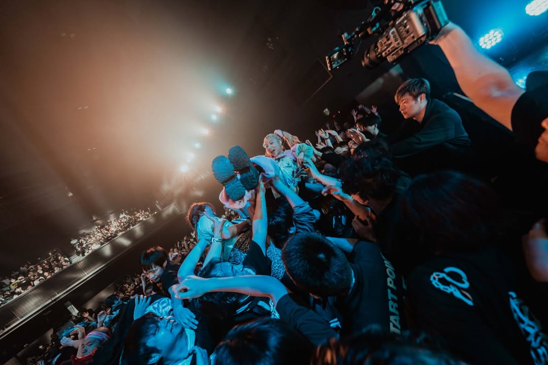 Graograman87171's tweet image. "Because I'm quite small and light, if I stagedive, I kind of bounce across the crowd's heads. Once when I stagedived the crowd bounced me back up onto the stage almost right away. I wanted to spend more time crowdsurfing!"
You got that? If Yukina dives, let her swim lol
#hanabie
