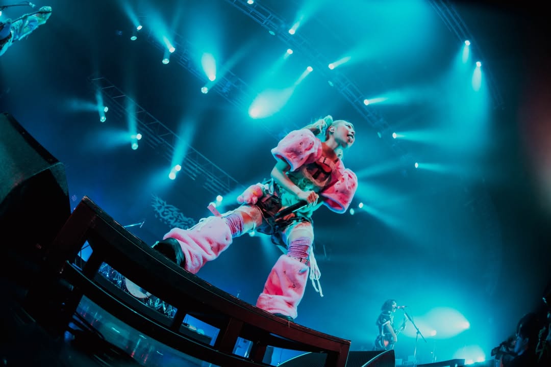 Graograman87171's tweet image. "Because I'm quite small and light, if I stagedive, I kind of bounce across the crowd's heads. Once when I stagedived the crowd bounced me back up onto the stage almost right away. I wanted to spend more time crowdsurfing!"
You got that? If Yukina dives, let her swim lol
#hanabie