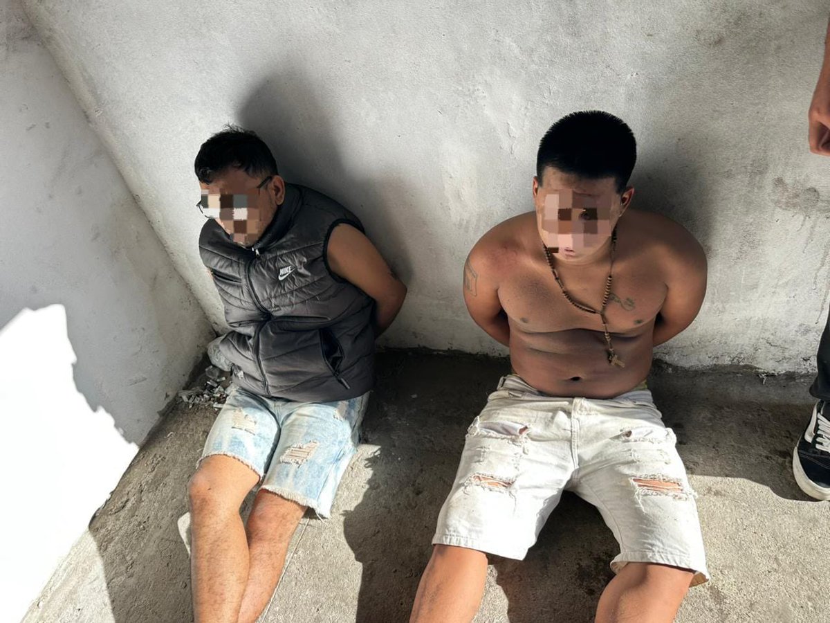 narcoblogger's tweet photo. DETENIDO EN ARGENTINA EL SICARIO PERUANO QUE CONTROLABA EL NARCO A BALAZOS: EN SU BÚNKER HALLARON UN CRÁNEO HUMANO Y ARMAS

Operaba con custodia armada permanente y eliminaba a competidores para dominar la venta de drogas en Quilmes y Bernal.

Alberto Dionisio Yauri Quicaño (33) fue capturado por la DDI cuando se desplazaba en un auto gris. Enfrentaba pedido de captura por un crimen en Avellaneda y es señalado por el homicidio de "El Loco César", hermano de uno de los narcotraficantes más temidos de la zona.

En los allanamientos se incautaron:
- Pistola 9 mm con silenciador
- Cocaína, pasta base y municiones
- Chaleco antibalas y celulares
- Huesos y un cráneo hallados en una vivienda de Villa 31

Según la causa judicial, también es investigado por un ataque en Dock Sud en mayo de 2025, donde perdió la vida un joven peruano de 22 años. Dos ciudadanos peruanos más fueron detenidos en el operativo.