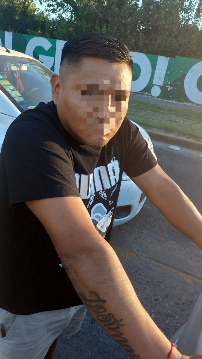 narcoblogger's tweet photo. DETENIDO EN ARGENTINA EL SICARIO PERUANO QUE CONTROLABA EL NARCO A BALAZOS: EN SU BÚNKER HALLARON UN CRÁNEO HUMANO Y ARMAS

Operaba con custodia armada permanente y eliminaba a competidores para dominar la venta de drogas en Quilmes y Bernal.

Alberto Dionisio Yauri Quicaño (33) fue capturado por la DDI cuando se desplazaba en un auto gris. Enfrentaba pedido de captura por un crimen en Avellaneda y es señalado por el homicidio de "El Loco César", hermano de uno de los narcotraficantes más temidos de la zona.

En los allanamientos se incautaron:
- Pistola 9 mm con silenciador
- Cocaína, pasta base y municiones
- Chaleco antibalas y celulares
- Huesos y un cráneo hallados en una vivienda de Villa 31

Según la causa judicial, también es investigado por un ataque en Dock Sud en mayo de 2025, donde perdió la vida un joven peruano de 22 años. Dos ciudadanos peruanos más fueron detenidos en el operativo.