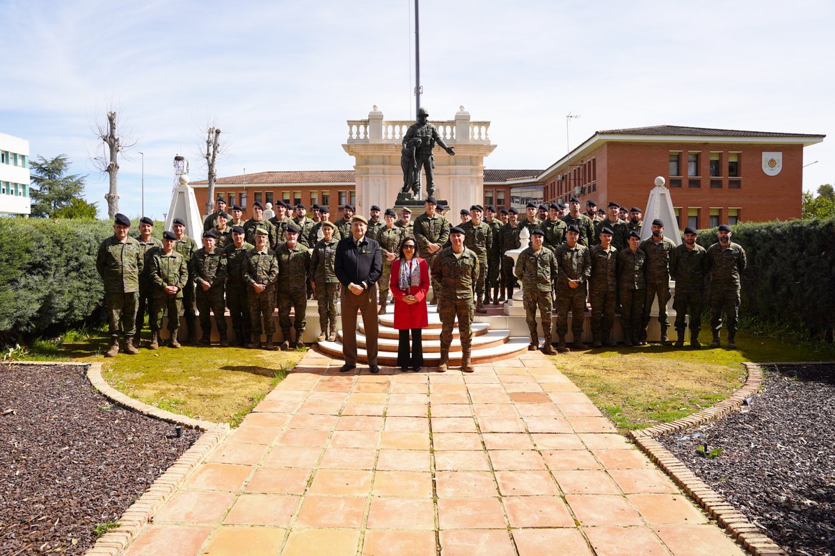 Defensagob's tweet photo. 🫡Preparación y compromiso.

➡️Robles visita la Brigada 'Guzmán el Bueno' X del @EjercitoTierra en Córdoba, agradeciendo su impecable trabajo a los militares que forman parte de la misma, “su vocación de servicio y capacitación es innegable”. https://t.co/kPFYXG46iv