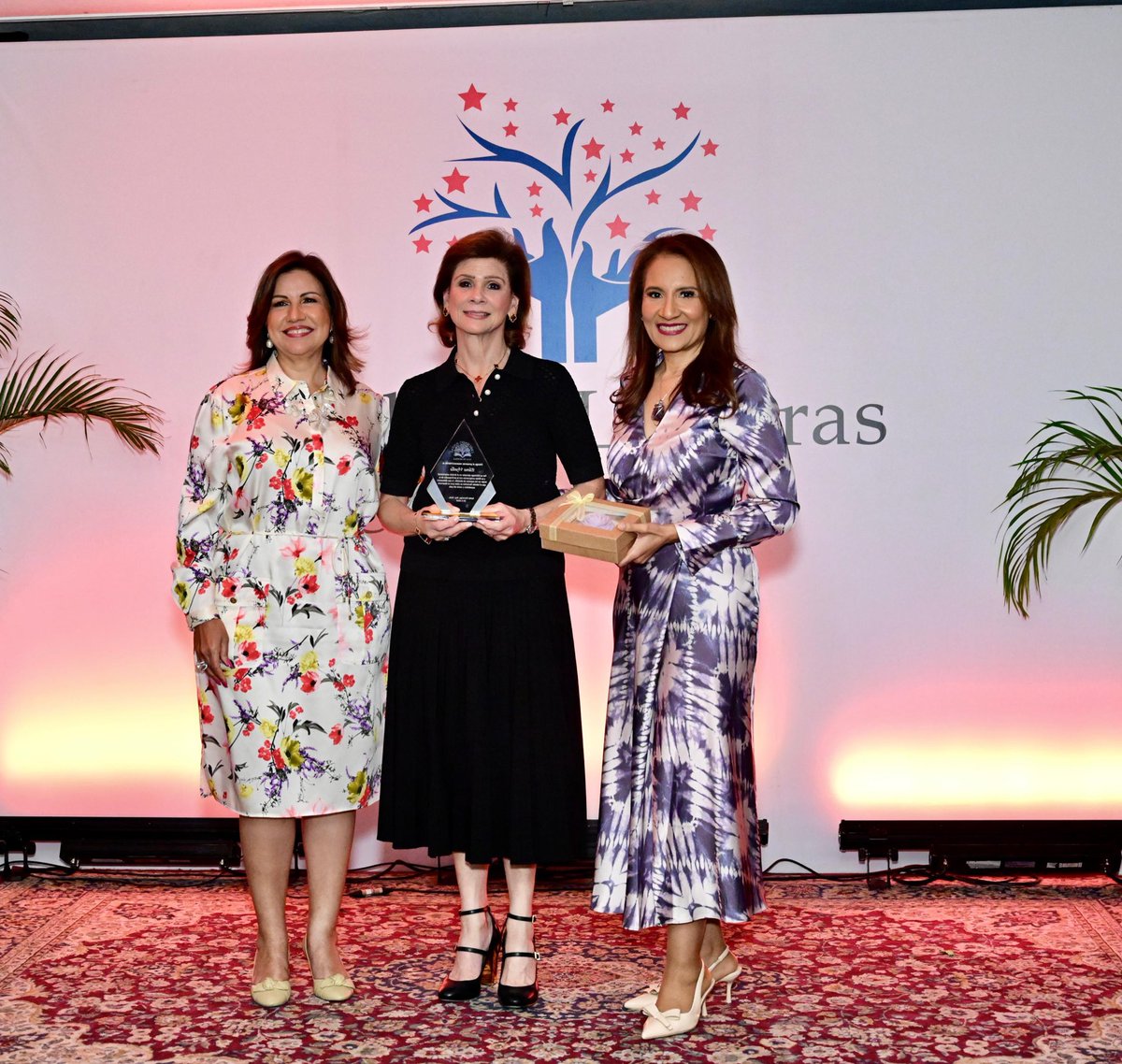 Un honor haber podido reconocer a mi querida amiga Elenita Villeya. Elena, una empresaria y mujer que ha demostrado que se puede llegar a la cima, trabajar con resiliencia frente a la adversidad y formar una bella familia.

Gracias al Club de Lectoras y a <a href="/ZoraimaCuello/">Zoraima Cuello</a> por