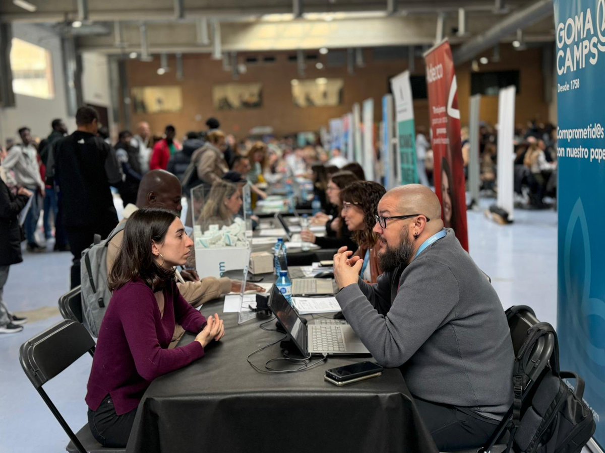 CambraTarragona's tweet photo. 🎯 ÈXIT! Prop de 4.000 persones venen a la Fira de l’Ocupació de la @CambraTarragona on un centenar d’empreses han ofert 700 llocs de treball.

Hem tornat a superar les expectatives gràcies a la @gencat @Dipta_cat, @PortTarragona, @AEHTarragona, #ASESA https://t.co/WHi9deyZvZ